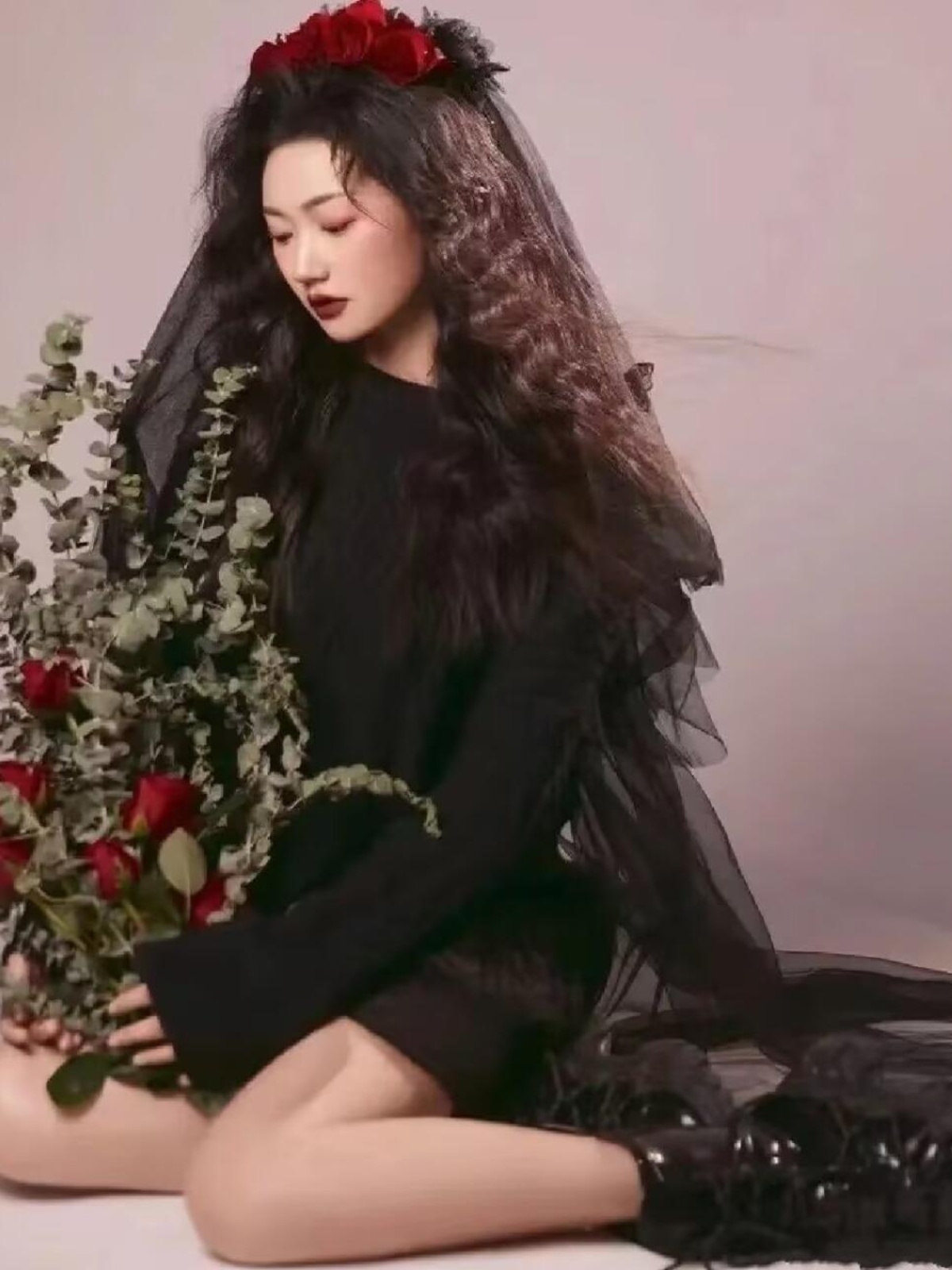 新しいファッション黒セーター写真スタジオポートレートガール芸 - Winter Clothing Photo のレビューと価格